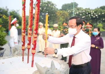 Đồng chí Nguyễn Văn Nên, Ủy viên Bộ Chính trị, Bí thư Thành ủy Thành phố Hồ Chí Minh dâng hương tại Nghĩa trang Liệt sĩ Thành phố.