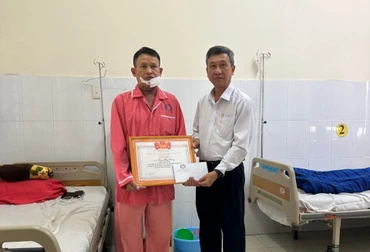 Giám đốc Ngân hàng Nhà nước Chi nhánh Bình Dương Võ Đình Phong trao Giấy khen tặng anh Lường Huy Phượng.
