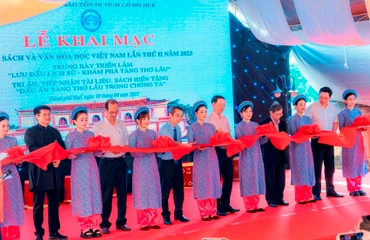 Các đại biểu cắt băng khai mạc.