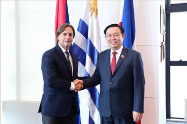 Chủ tịch Quốc hội Vương Đình Huệ hội kiến Tổng thống Đông Uruguay Luis Lacalle Pou. (Ảnh: TTXVN)