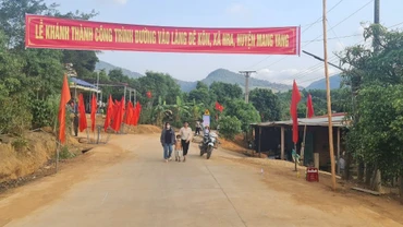 Đường mới, niềm vui của bà con làng Đê Kôn.