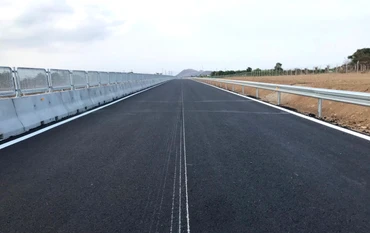 Các hạng mục bảo đảm an toàn giao thông trên cao tốc đang được lắp đặt hoàn thiện.