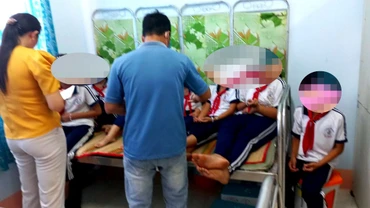 Các học sinh được theo dõi tại Trung tâm y tế thành phố Đồng Xoài.