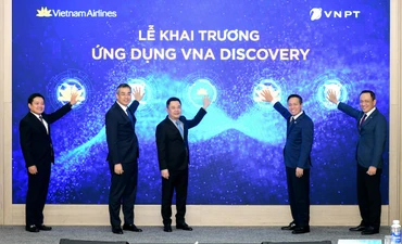 Lãnh đạo Vietnam Airline và VNPT nhấn nút khai trương ứng dụng VNA Discovery.