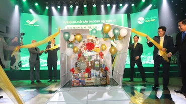 Các đại biểu thực hiện nghi thức ra mắt sàn thương mại điện tử nongsan.buudien.vn