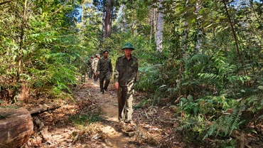 Công nhân Công ty trách nhiệm hữu hạn một thành viên Lâm nghiệp Đăk Tô tuần tra phòng, chống cháy rừng tại địa bàn mình quản lý.