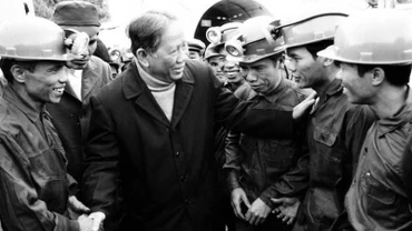 Tổng Bí thư Lê Duẩn nói chuyện với công nhân nhà máy tuyển than Cửa Ông, Quảng Ninh (1980). (Ảnh: Văn Bảo/TTXVN)
