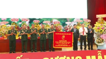 Lãnh đạo tỉnh Bình Dương tặng bức trướng chúc mừng Đại hội.