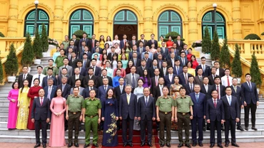 Chủ tịch nước Tô Lâm với các cán bộ Văn phòng Chủ tịch nước. (Ảnh: Thống Nhất/TTXVN)