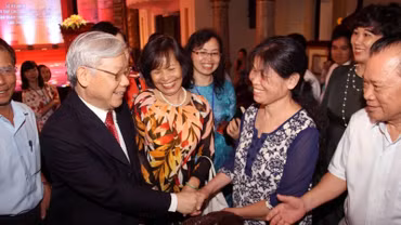 Tổng Bí thư Nguyễn Phú Trọng với các thế hệ cán bộ Tạp chí Cộng sản tại Lễ kỷ niệm 85 năm Ngày Tạp chí Cộng sản ra số đầu và đón nhận Huân chương Hồ Chí Minh lần thứ hai. (Ảnh: Tư liệu TCCS)