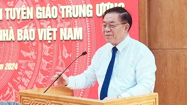 Đồng chí Nguyễn Trọng Nghĩa phát biểu tại buổi làm việc.