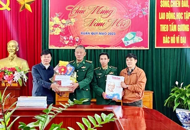 Tặng ấn phẩm báo Tết và quà Tết cho cán bộ, chiến sĩ Đồn Biên phòng Cà Roòng.