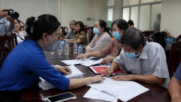 Các hộ dân làm hồ sơ, nhận bồi thường tại Ban Bồi thường giải phóng mặt bằng thành phố Thủ Đức, sáng 8/5. (Ảnh: Thế Anh)