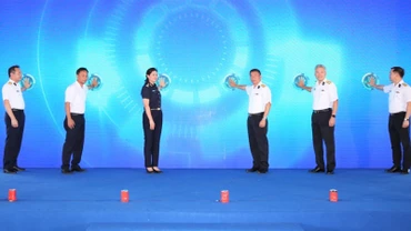 Các đại biểu nhấn nút phát lệnh làm hàng.