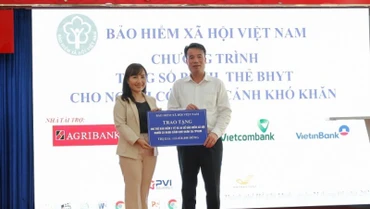 Tổng Giám đốc Nguyễn Thế Mạnh trao tặng 30 sổ bảo hiểm xã hội, 200 thẻ bảo hiểm y tế đến đại diện Hội Liên hiệp Phụ nữ Thành phố Hồ Chí Minh. Ảnh: VSS