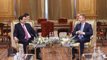 Thủ tướng Chính phủ Phạm Minh Chính hội kiến Chủ tịch Hạ viện Romania Alfred Simonis. (Ảnh: Dương Giang/TTXVN)