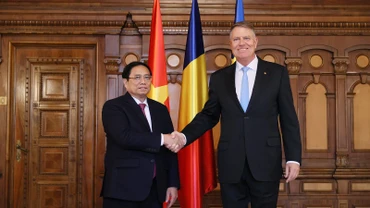 Thủ tướng Phạm Minh Chính hội kiến Tổng thống Romania Klaus Iohannis. (Ảnh: Nhật Bắc)