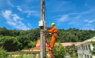 Công nhân Công ty Điện lực Điện Biên thay thế định kỳ công tơ điện.