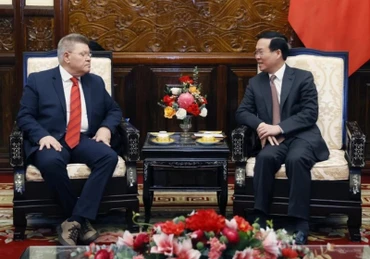 Chủ tịch nước Võ Văn Thưởng và Tổng Thư ký Liên hiệp Công đoàn Thế giới Pambis Kyritsis trao đổi tại buổi tiếp. (Ảnh: Thống Nhất/TTXVN)