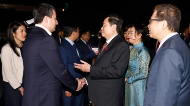 Chủ tịch Quốc hội Trần Thanh Mẫn và Phu nhân, Phó Thủ tướng Chính phủ Cộng hòa Uzbekistan Khodjayev Jamshid Abdukhakimovich và đại biểu. (Ảnh: Doãn Tấn/TTXVN)