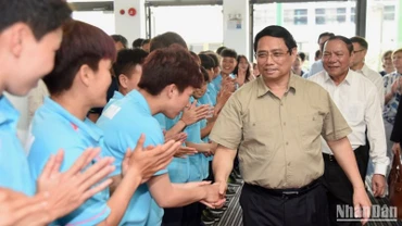 Các cầu thủ đội bóng đá nữ Việt Nam đón Thủ tướng Phạm Minh Chính.