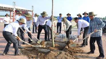 Lãnh đạo tỉnh và địa phương thuộc tỉnh Tiền Giang trồng cây xanh sáng 19/5.