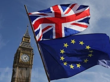Quốc kỳ Anh và quốc kỳ EU tại London (Anh). (Ảnh: AFP/TTXVN)