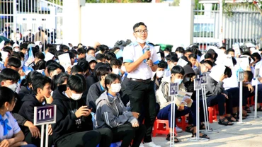 Các học sinh trung học phổ thông ở Sóc Trăng đặt câu hỏi với Ban tuyển sinh quân sự.
