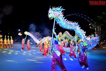 Tiết mục múa rồng khai mạc Lễ hội đường phố và đại nhạc hội.