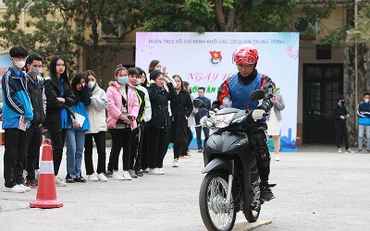 Sinh viên hào hứng trải nghiệm các hoạt động tại chương trình.