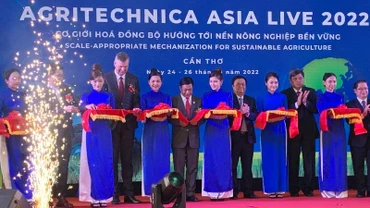Các đại biểu cắt băng khai mạc sự kiện Agritechnica Asia Live năm 2022.