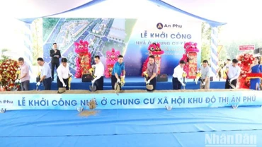 Các đại biểu động thổ khởi công xây dựng nhà ở xã hội Khu đô thị Ân Phú thuộc phường Tân An, thành phố Buôn Ma Thuột.