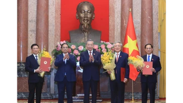 Tổng Bí thư, Chủ tịch nước Tô Lâm trao Quyết định bổ nhiệm, Thủ tướng Phạm Minh Chính tặng hoa chúc mừng các Phó Thủ tướng Nguyễn Hòa Bình, Bùi Thanh Sơn và Hồ Đức Phớc. (Ảnh: Lâm Khánh/TTXVN)