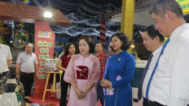 Các đại biểu thăm gian hàng tại hội chợ. (Ảnh: Khánh Duy)