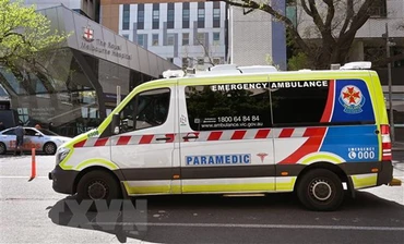 Xe cứu thương chuyển bệnh nhân tới bệnh viện ở Melbourne, Australia. (Ảnh: AFP/TTXVN)