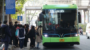 Các tuyến buýt, điểm dừng xe buýt được bố trí hợp lý, bảo đảm thuận lợi cho hành khách đi lại. (Ảnh: Hương Trà)