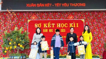 Cô giáo Nguyễn Thị Thúy Hà (ngoài cùng bên trái) trong buổi sơ kết học kì 1, năm học 2024-2025. 