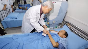 Tổng Bí thư Nguyễn Phú Trọng thăm, tặng quà bệnh nhân đang điều trị tại Khoa Thận nhân tạo, Bệnh viện Đa khoa tỉnh Bắc Kạn. (Ảnh: Tư liệu)