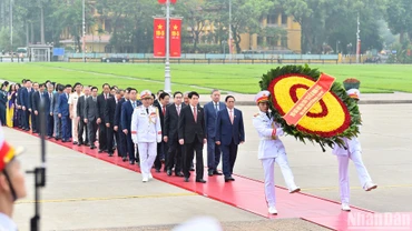 Các đồng chí lãnh đạo Đảng, Nhà nước cùng các đại biểu Quốc hội vào Lăng viếng Chủ tịch Hồ Chí Minh. Vòng hoa của đoàn mang dòng chữ “Đời đời nhớ ơn Chủ tịch Hồ Chí Minh vĩ đại - Quốc hội nước CHXHCN Việt Nam khóa XV - Kỳ họp thứ 7”.