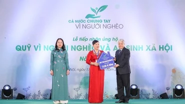 Giám đốc Công ty TNHH MTV Lan Anh trao số tiền 13,6 triệu đồng ủng hộ Quỹ "Vì người nghèo".