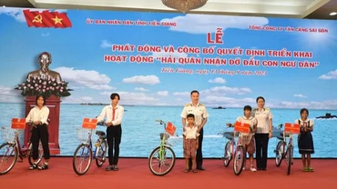 Tặng xe đạp cho 5 ngư dân có hoàn cảnh khó khăn.
