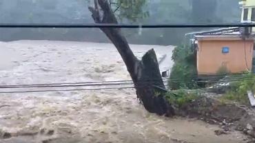 Mưa lớn, nước sông trên sông Leng (xã Trà Leng, huyện Nam Trà My) chảy xiết, đe dọa bờ kè phía sau Trường tiểu học Trà Leng.