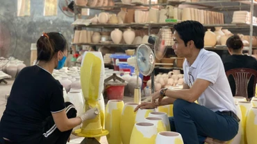 Sản xuất gốm tại làng nghề Gốm Bát Tràng (Hà Nội).