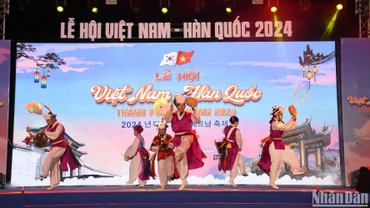 Các nghệ sĩ Hàn Quốc biểu diễn tiết mục nghệ thuật truyền thống đặc sắc tại đêm khai mạc Lễ hội Việt Nam-Hàn Quốc. (Ảnh: ANH ĐÀO)