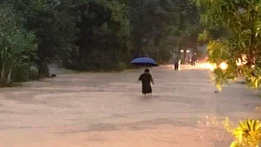 Mưa lớn, gây ngập úng, làm ách tắc giao thông trên quốc lộ 70, ở huyện Bảo Thắng, tỉnh Lào Cai. (Ảnh: TL)