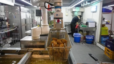 Robot được sử dụng để chiên gà tại một nhà hàng ở Seoul, Hàn Quốc, ngày 13/6/2023. (Ảnh: AFP/TTXVN)