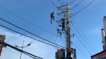 Công nhân Điện lực Điện Biên thực hiện cải tạo đường dây 22KV.