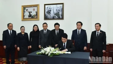 Chủ tịch nước Lương Cường ghi sổ tang chia buồn tưởng nhớ đồng chí Đại tướng Khamtay Siphandone. (Ảnh: THỦY NGUYÊN)