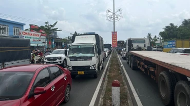 Cả hai hướng từ Bến Tre sang Tiền Giang và ngược lại đều bị kẹt xe.