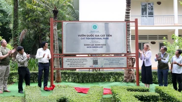 Các đại biểu tại lễ gắn biển Danh lục Xanh cho Vườn Quốc gia Cát Tiên.